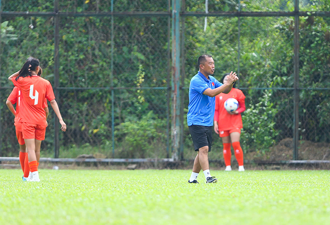HLV Mashiko hướng dẫn cầu thủ tập luyện - Ảnh: An Tô