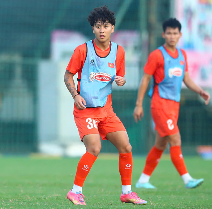 Alex Bùi sẽ có dịp đối đầu với các ngôi sao ở ĐTQG Việt Nam