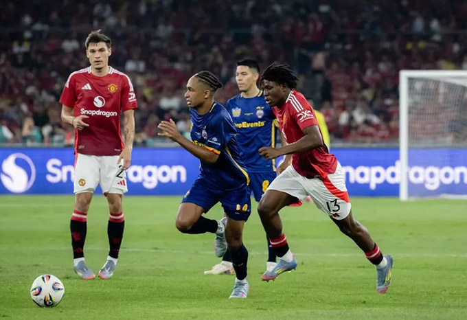 Cầu thủ Đông Nam Á chơi tự tin trước MU