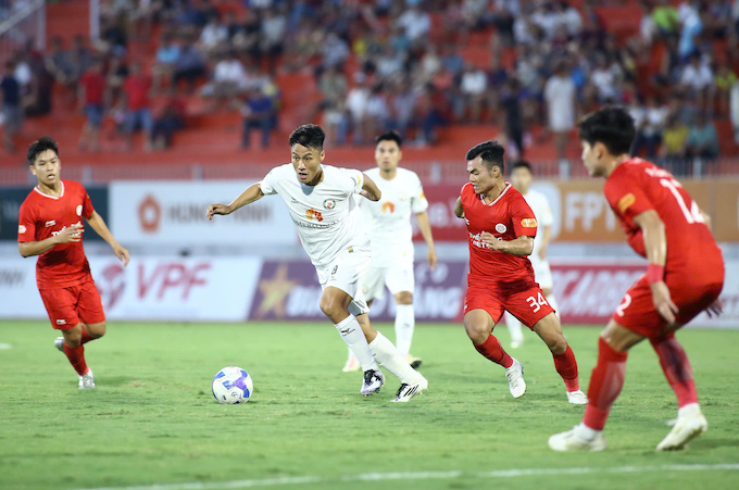 Hồng Quân đi bóng trong sự đeo bám của các cầu thủ Thể Công Viettel. Ảnh: CTV