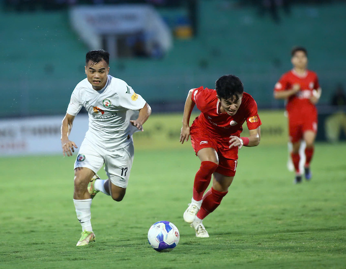 Cuộc đua tranh quyết liệt của cầu thủ hai đội. Ảnh: CTV