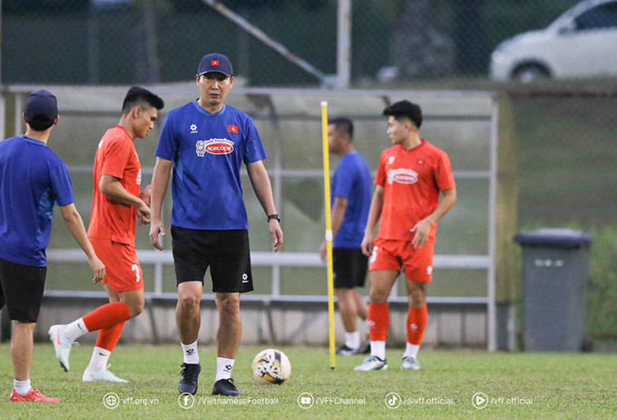 HLV Kim Sang Sik không hài lòng khi các cầu thủ Việt Nam tập hời hợt - Ảnh: VFF