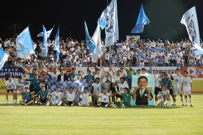 Niền vui của đội bóng và CĐV Nam Định sau khi sớm lên ngôi vô địch. Ảnh: Phi Hải