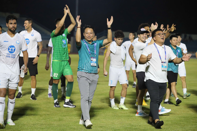 HLV Vũ Hồng Việt sau trận đấu. Ảnh: Phi Hải